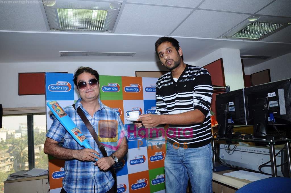 Vinay Pathak at Radiocity to promote Chalo Dilli in Radiocity on 14th April 2011 