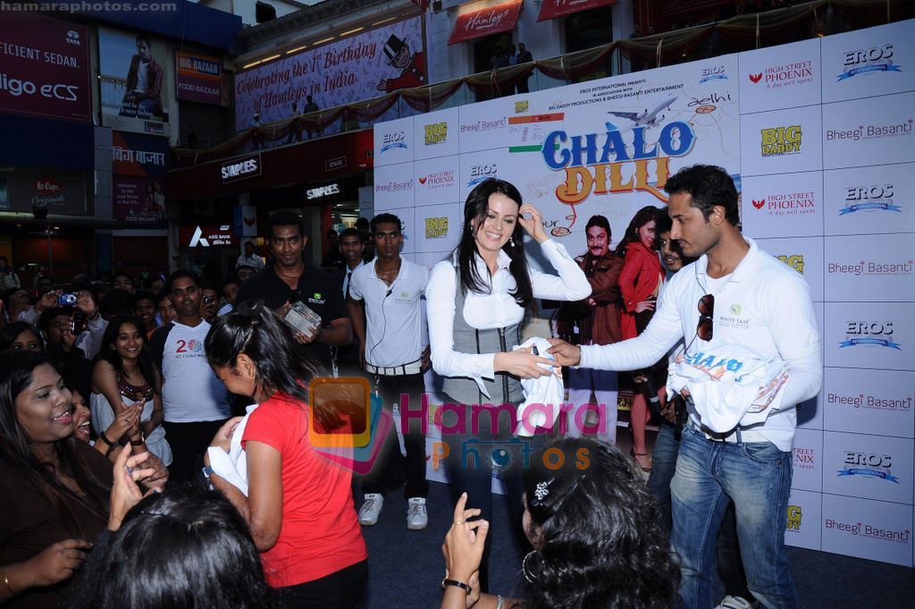 Yana Gupta Does Flash Mob activity to promote Chalo Dilli in   Phoenix Mills on 15th April 2011 