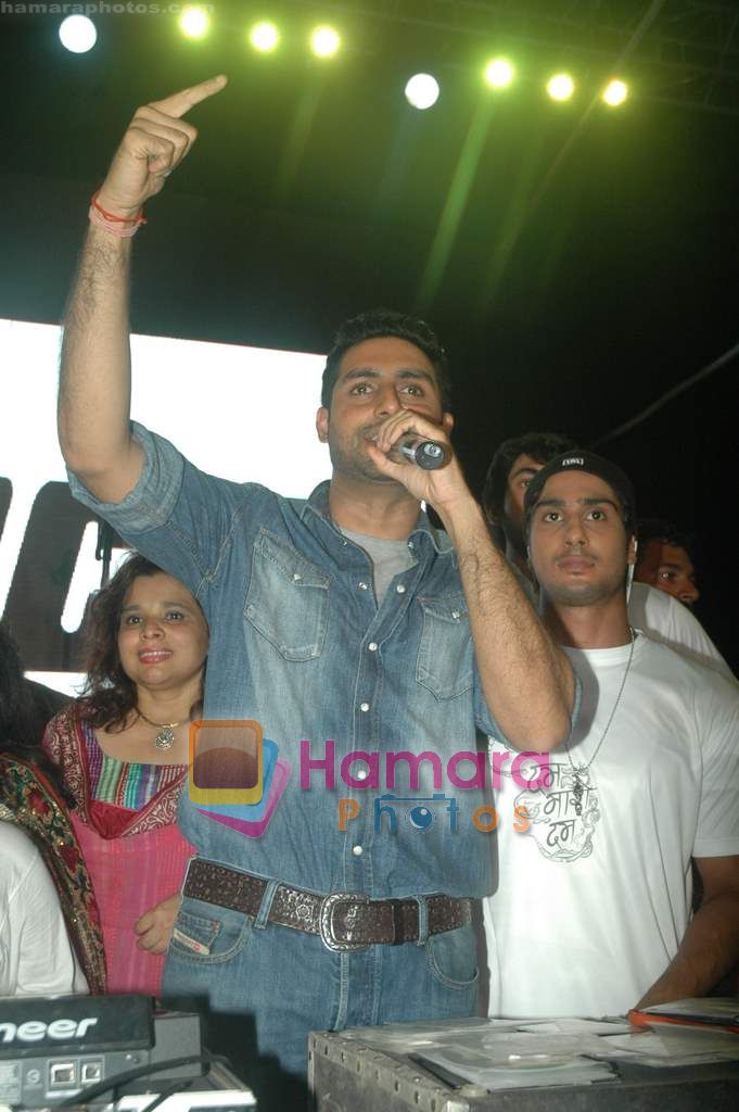 Abhishek Bachchan, Prateik Babbar promote Dum Maro Dum film at No Smoking Concert in Chitrakoot Ground on 16th April 2011 