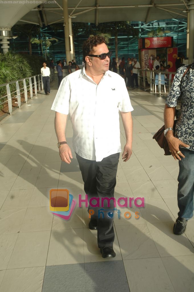 Rishi Kapoor Snapped at domestic airport in Mumbai on 18th April 2011 