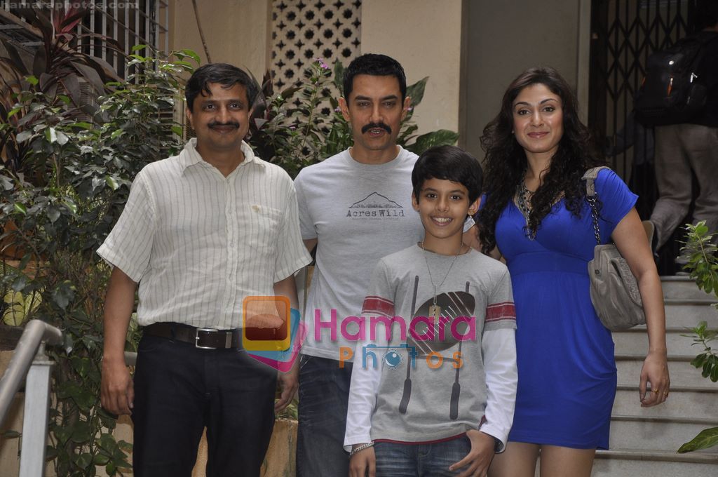 Aamir Khan, Darsheel Safary, Manjari Phadnis promote Zokkomon  in Bandra, Mumbai on 19th April 2011 