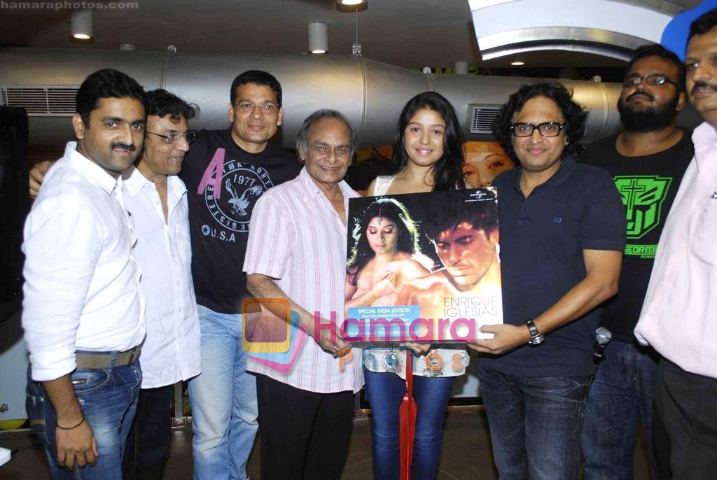 Sunidhi Chauhan, Shamir Tandon, Anandji promotes her latest album Heart Beat with Enrique Iglesias at Planet M 