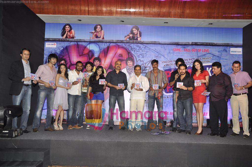 Ajay Devgan & Vishal Bhardwaj unveil Pyaar ka Punchnama music album in Novotel, Mumbai on 26th April 2011 
