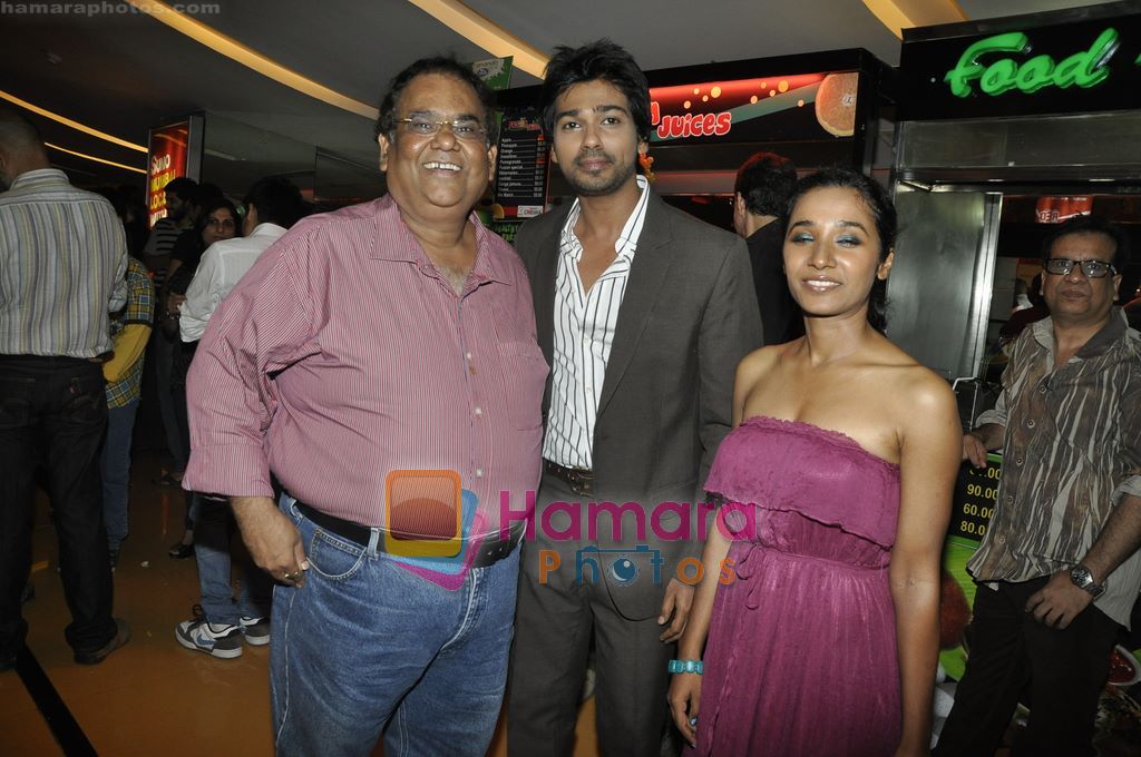 Nikhil Dwivedi, Satish Kaushik, Tannishtha Chatterjee at Premiere of Shor in the City in Cinemax, Mumbai on 27th April 2011 