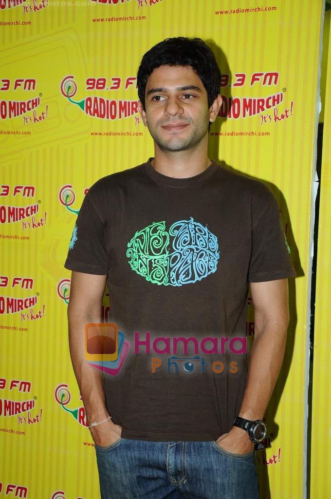 Arjun Mathur at Radio Mirchi studio in Lower Parel on 28th April 2011 
