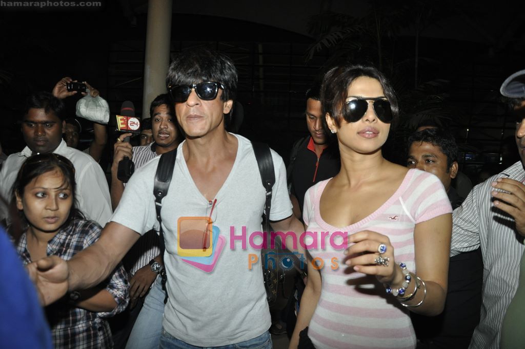 Shahrukh Khan, Priyanka Chopra return for Kolkata KKR Match in Airport, Mumbai on 1st May 2011 