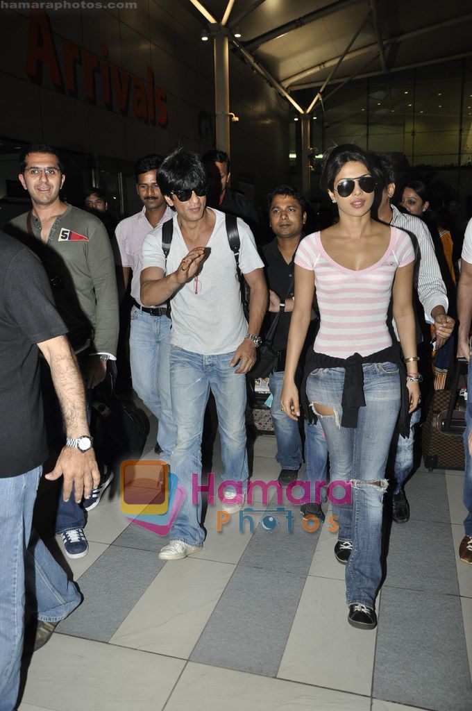 Shahrukh Khan, Priyanka Chopra return for Kolkata KKR Match in Airport, Mumbai on 1st May 2011 