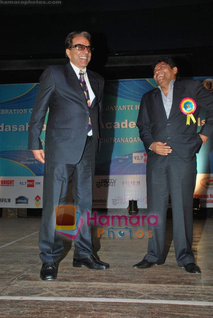Dharmendra, Johnny Lever at Dadasaheb Phalke Awards in Bhaidas Hall on 3rd May 2011 