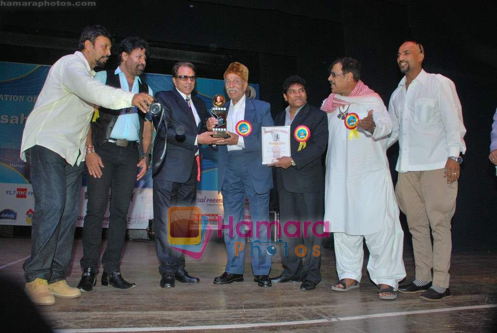 Dharmendra, Johnny Lever at Dadasaheb Phalke Awards in Bhaidas Hall on 3rd May 2011 ~0