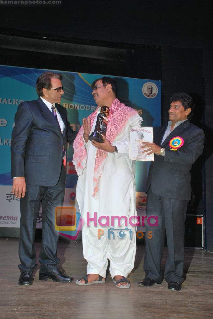 Dharmendra, Johnny Lever at Dadasaheb Phalke Awards in Bhaidas Hall on 3rd May 2011 