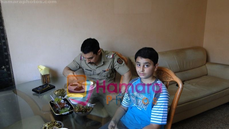Aamir Khan has a Gujrati Lunch on Reema Kagti movie sets in Mumbai on 4th May 2011 