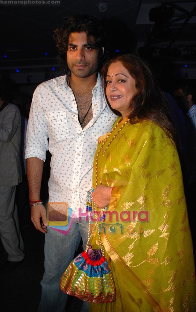 Sikander Kher with Kiron Kher at Mother's day special in Mumbai on 6th May 2011