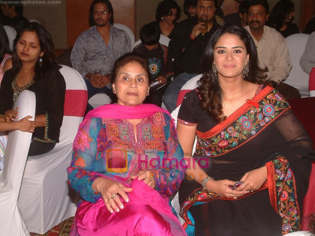 Mona Singh with mom at Mother's day special in Mumbai on 6th May 2011