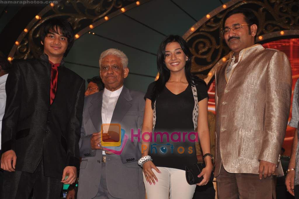 Amrita Rao, Pyarelal, Sudesh Bhosle at Pyarelal's musical concert in Andheri Sports Complex on 7th May 2011 