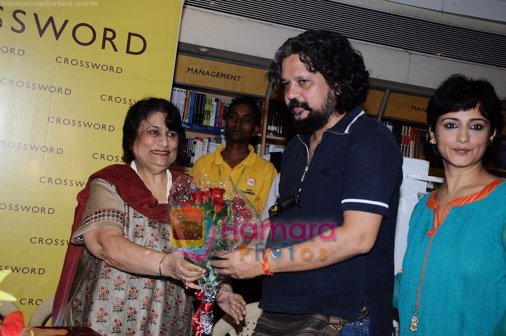 Divya Dutta, Amol Gupte at Divya Duttas mom Nalini's book launch in Crossword, Mumbai on 8th May 2011 