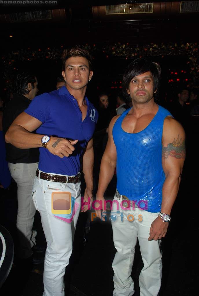 saahil with yash birla at Rohit Bal's bday bash in Veda on 12th May 2011