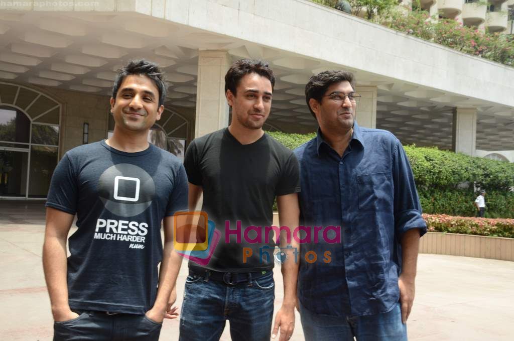 Vir Das, Imran Khan, Kunal Roy Kapoor at Delhi Belly  baag dk bose video launch in Lalit Hotel on 16th May 2011 
