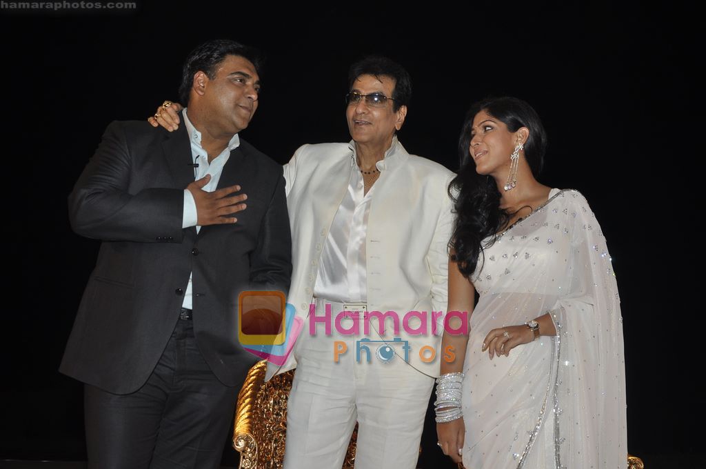 Saakshi Tanwar, Ram Kapoor, Jeetendra at the launch of Sony's Bade Acchey Lagtey Hain in Taj Mahal, Agra, Mumbai on 17th May 2011 