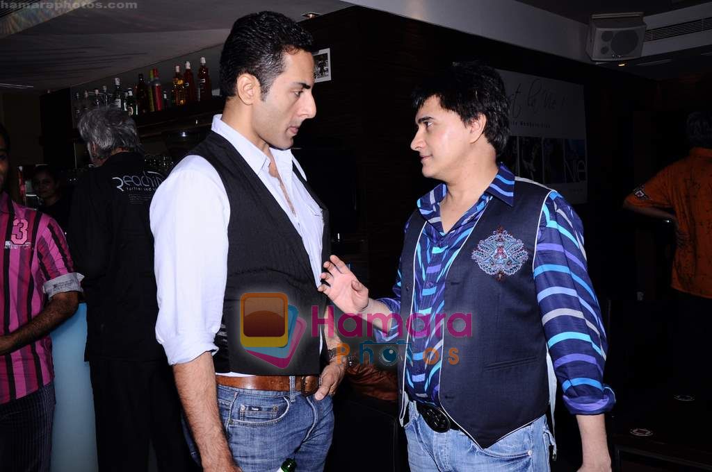 Sudhanshu Pandey at Sameer Seth's guy's nigh out in Cest La Vie on 19th May 2011 