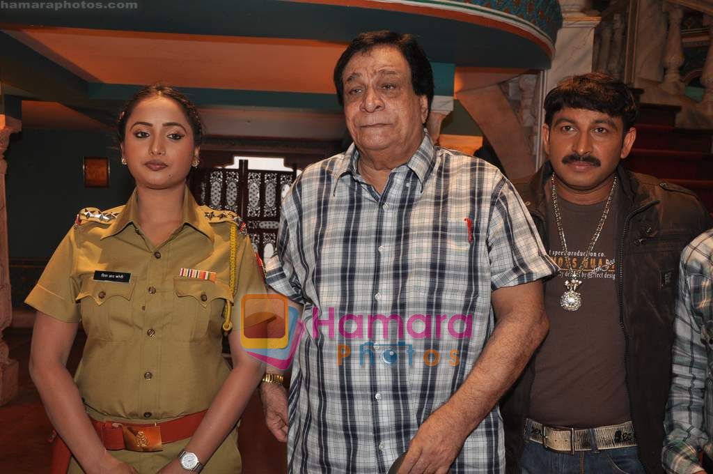 Kader Khan, Manoj Tiwari shoots for Andha Kanoon in Cinevista on 21st May 2011 