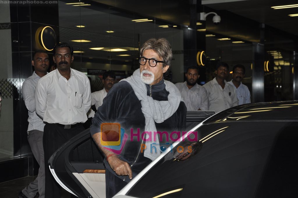 Amitabh Bachchan return from London in Mumbai Airport on 26th May 2011 