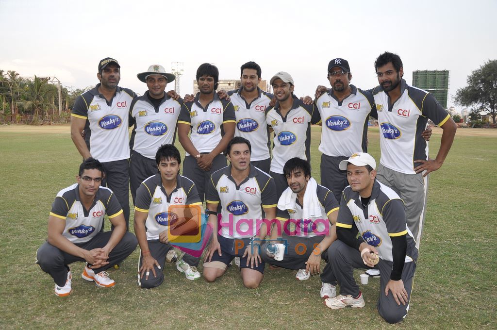 Sunil Shetty, Sohail Khan, Aashish Chaudhary, Aftab Shivdasani, Varun Badola, Vatsal Seth at Mumbai Heroes versus Boxyboyz match for CCL in Marine Lines, Mumbai on 26th May 2011 