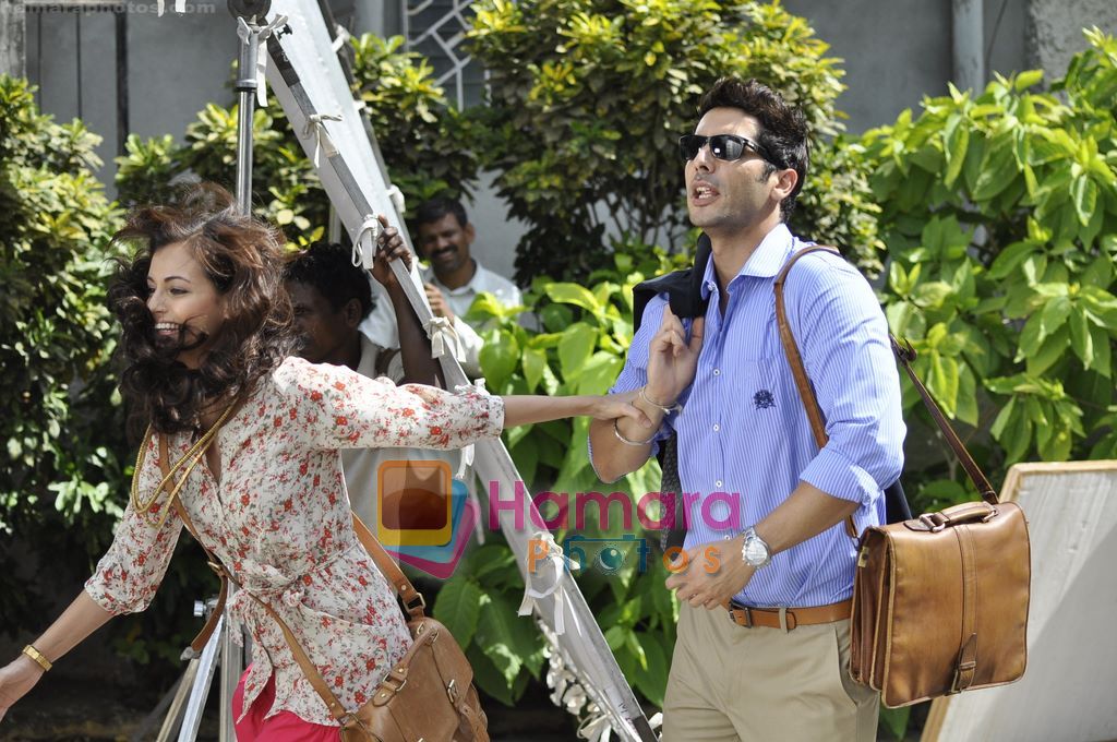 Dia Mirza,  Zayed Khan shoot for Love Breakups Zindagi in Bandra, Mumbai on 30th May 2011 