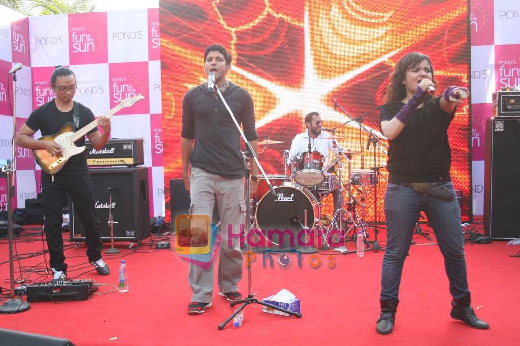Farhan Akhtar enthralls largest girly gang at Pond's fun in the sun in Mumbai on 27th May 2011-1