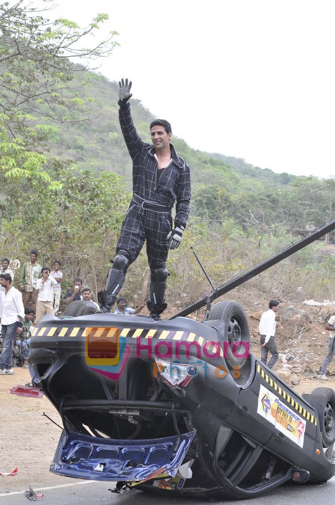Akshay Kumar performs a mindboggling stunt for Khatron Ke Khiladi 4 in Filmcity, Mumbai on 2nd June 2011 