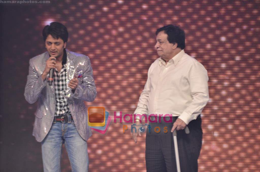 Ritesh Deshmukh, Kader Khan at the Zee Cinema Double Dhamaal nite in Filmistan on 2nd June 2011 