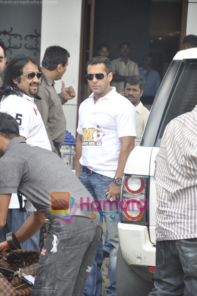 Salman Khan leaves for CCL opening ceremony in Airport, Mumbai on 3rd June 2011 