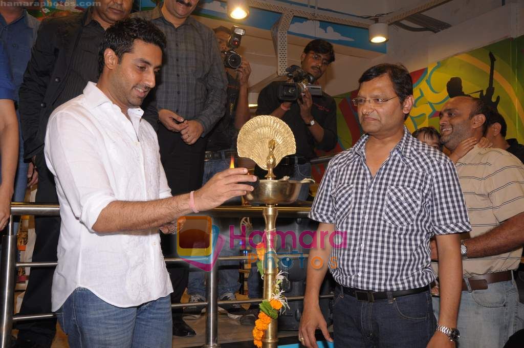 Abhishek Bachchan at Dum Maro Dum DVD launch in Shoppers Stop, Mumbai on 4th June 2011 ~0