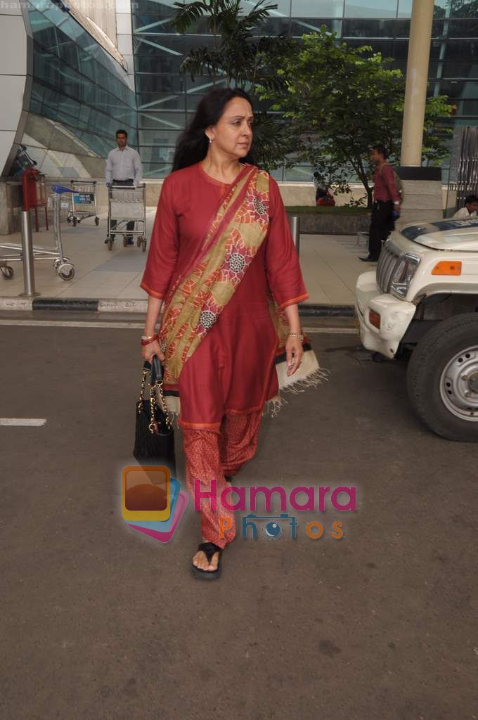 Hema Malini snapped at Mumbai Airport on 6th June 2011 