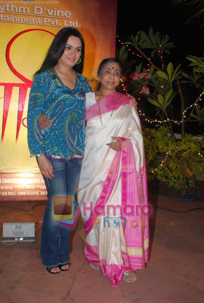 Asha Bhosle, Padmini Kolhapure at Maaee film bash in Lokhandwala on 8th June 2011 