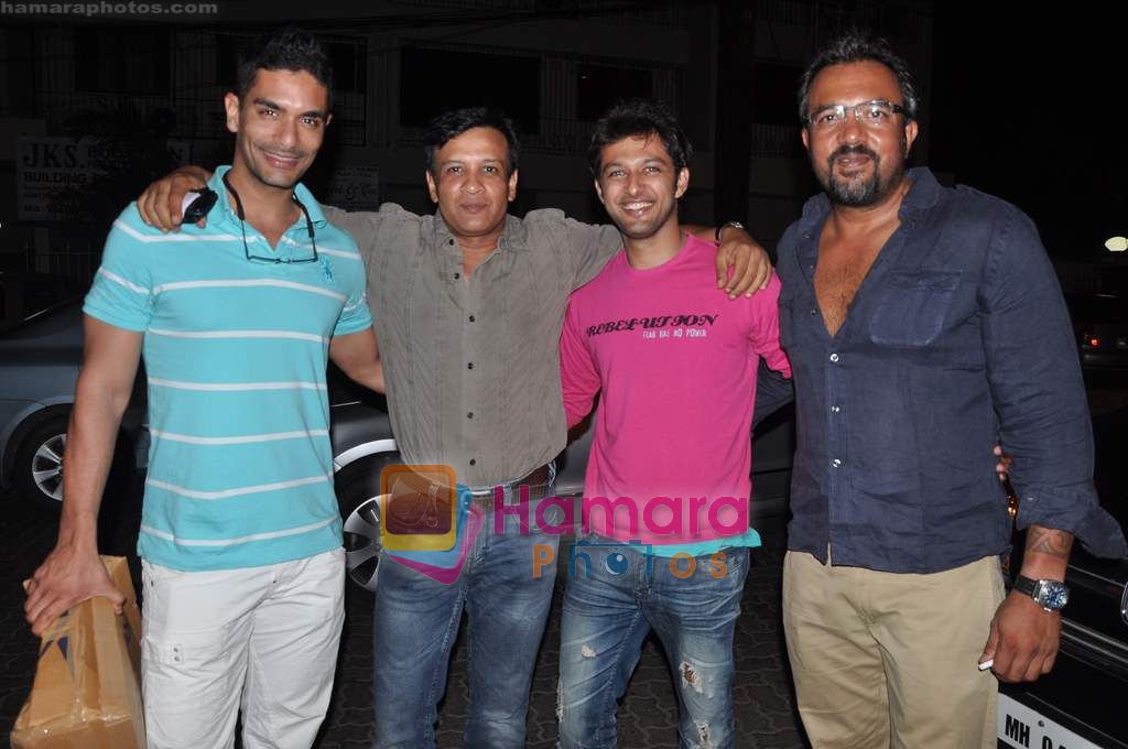 Vatsal Seth at Aftab's party for Mumbai Heroes in Bandra on 8th June 2011