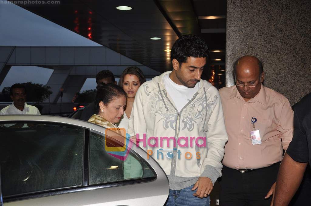 Abhishek Bachchan, Aishwarya Rai Bachchan snapped at Airport on 10th June 2011 