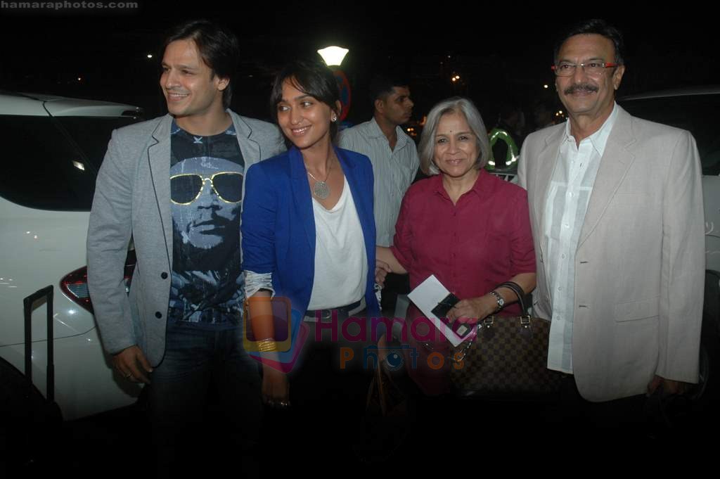 Vivek Oberoi leaves for IIFA with family in Mumbai Airport on 23rd June 2011 