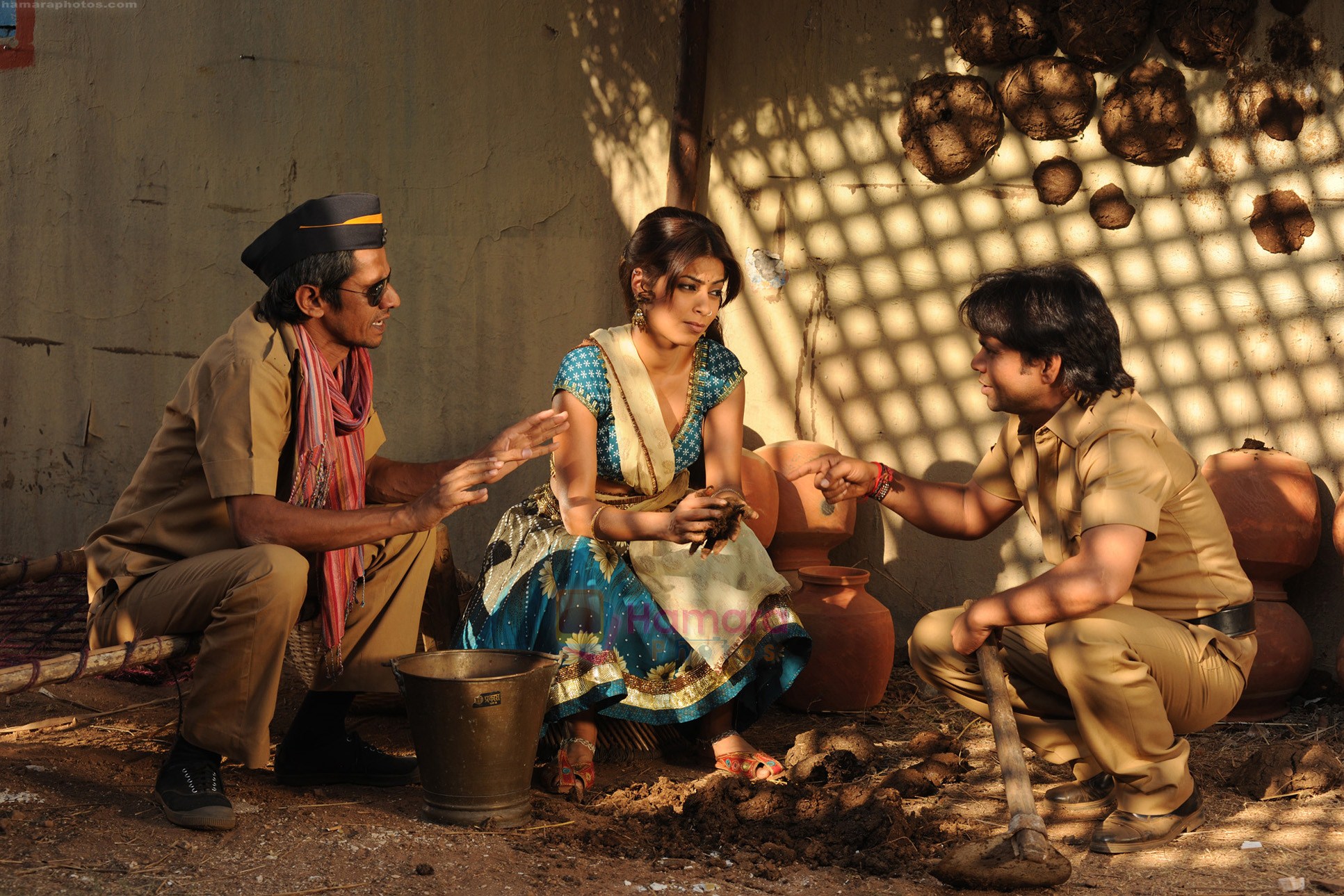 Vijay Raaz, Shweta Keswani, Rajpal Yadav in Still from the movie Bin Bulaye Baraati