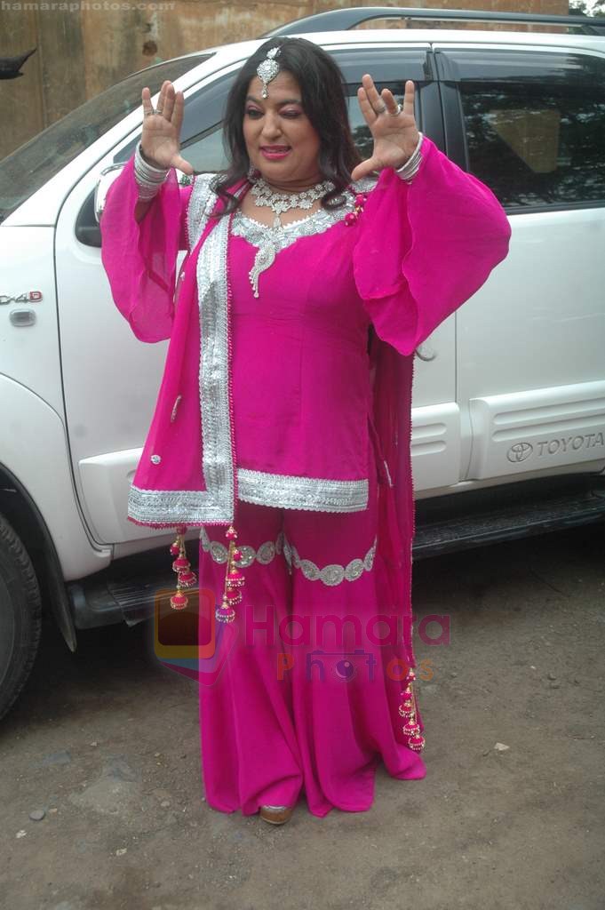 Dolly Bindra at Ratan Ka Rishta on location in Goregaon on 25th June 2011 
