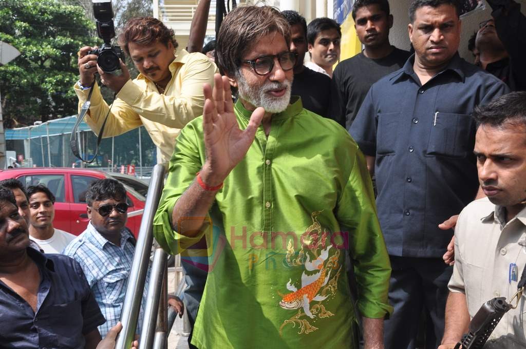 Amitabh Bachchan meets fans at PVR in Juhu, Mumbai on 1st July 2011 