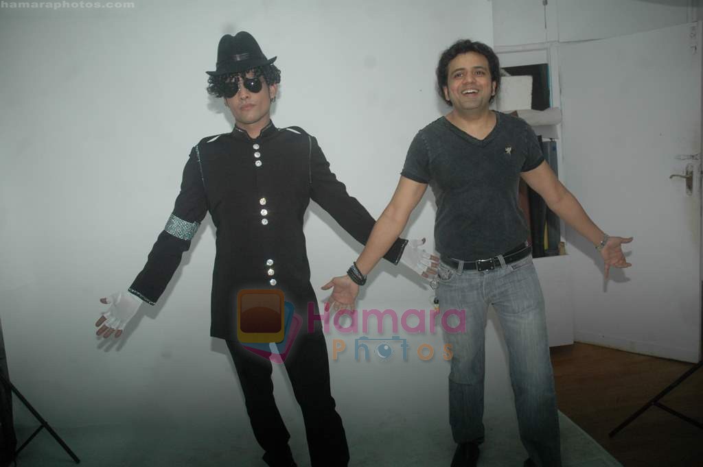 Mink Brar with designer Rajesh Aiya pays Tribute to MJ in Andheri, Mumbai on 2nd July 2011