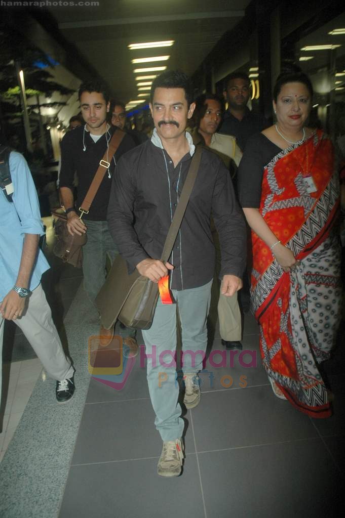 Aamir Khan return from London after Dellhi Belly premiere on 5th July 2011