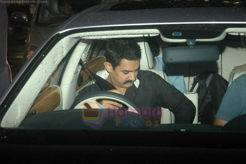 Aamir Khan return from London after Dellhi Belly premiere on 5th July 2011