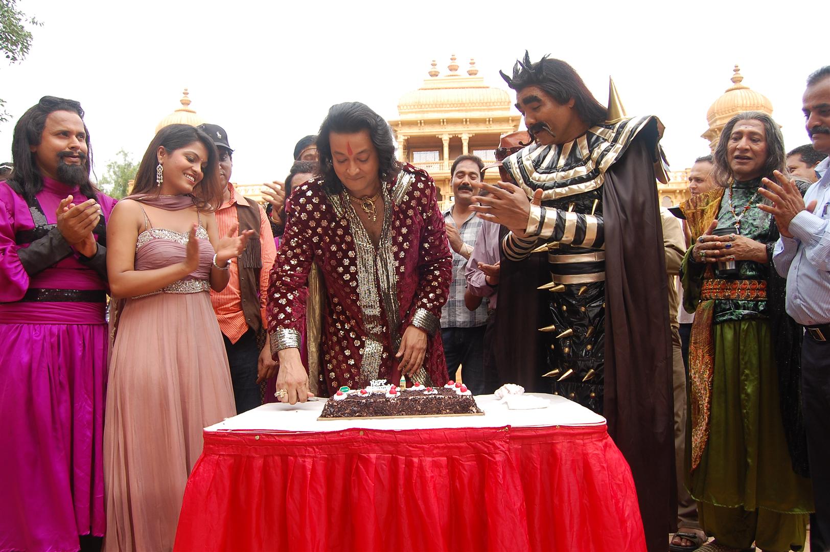 DSC_1089 Shailendra Singh as Kroor Singh invites Santosh Shukla as Virendra Singh to cut the cake