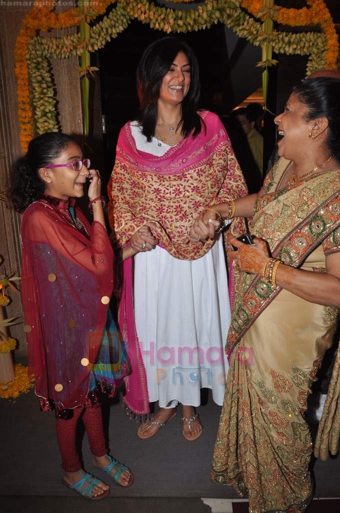 Sushmita Sen at Dr Shefali's daughter's mehndi in Khar Gymkhana on 8th July 2011