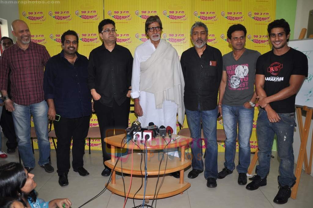 Amitabh Bachchan, Prakash Jha, Shankar Mahadevan,Parsoon Joshi, Loy Mendonsa, Prateik Babbar, Manoj Bajpai with Aarakshan team at Radio Mirchi in Lower Parel on 11th July 2