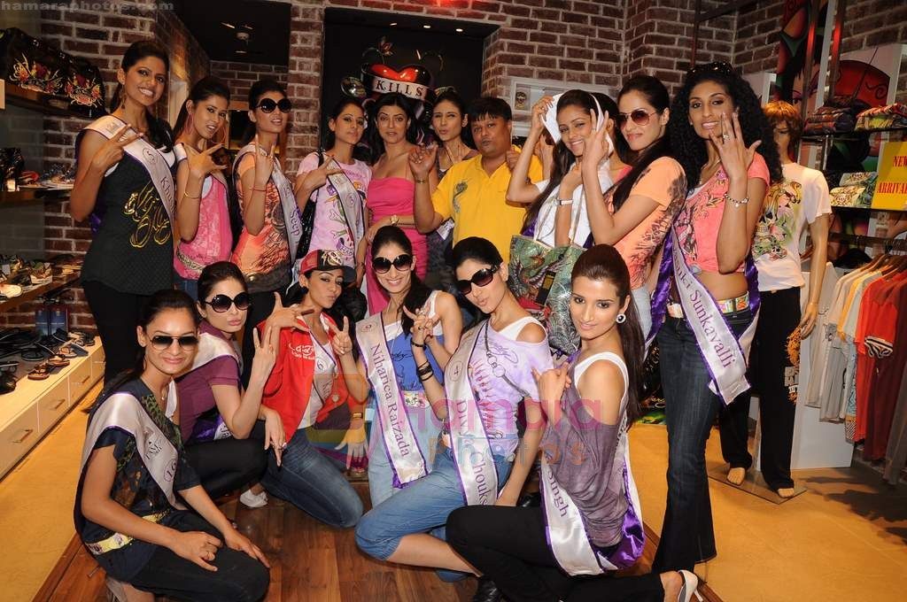 Sushmita with I am She contestants on a shopping spree at Ed Hardy showroom in Palladium on 11th July 2011