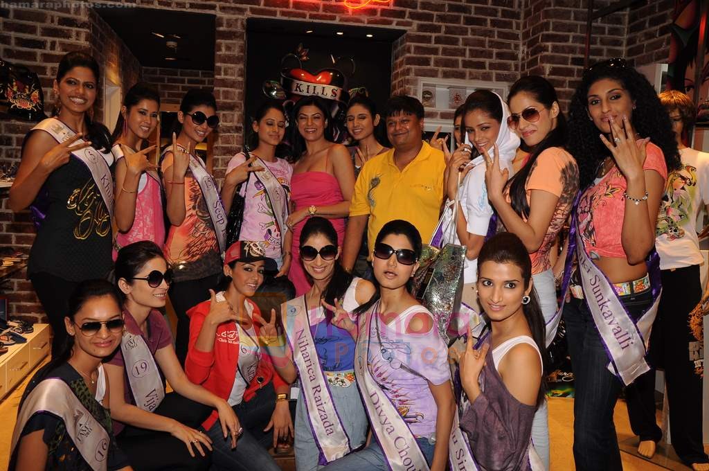 Sushmita with I am She contestants on a shopping spree at Ed Hardy showroom in Palladium on 11th July 2011