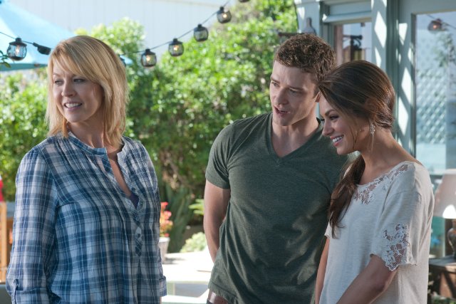 Jenna Elfman, Mila Kunis, Justin Timberlake in still from the movie Friends with Benefits