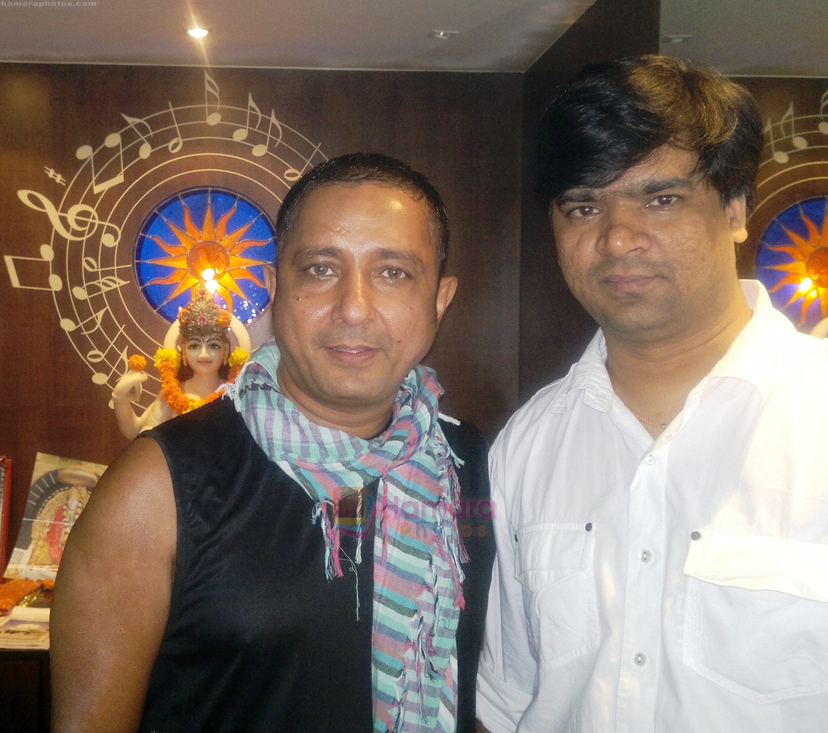 Sukhwinder Singh with host Narendra Singh of Filmy Box at the celebration of Sai Ram, a devotional album